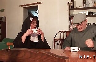 XXX Joven pareja cojiendo a la amiga de mama folla